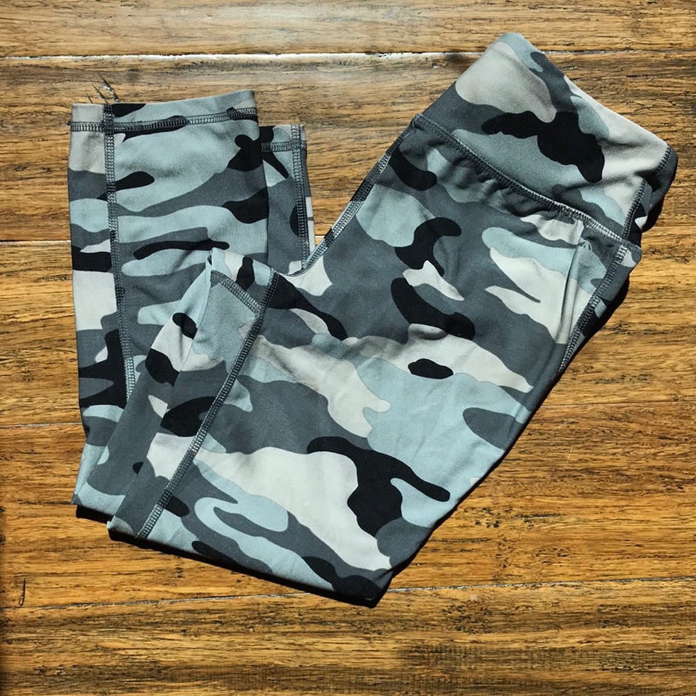 Reactivate Gray Camo Legging Capri